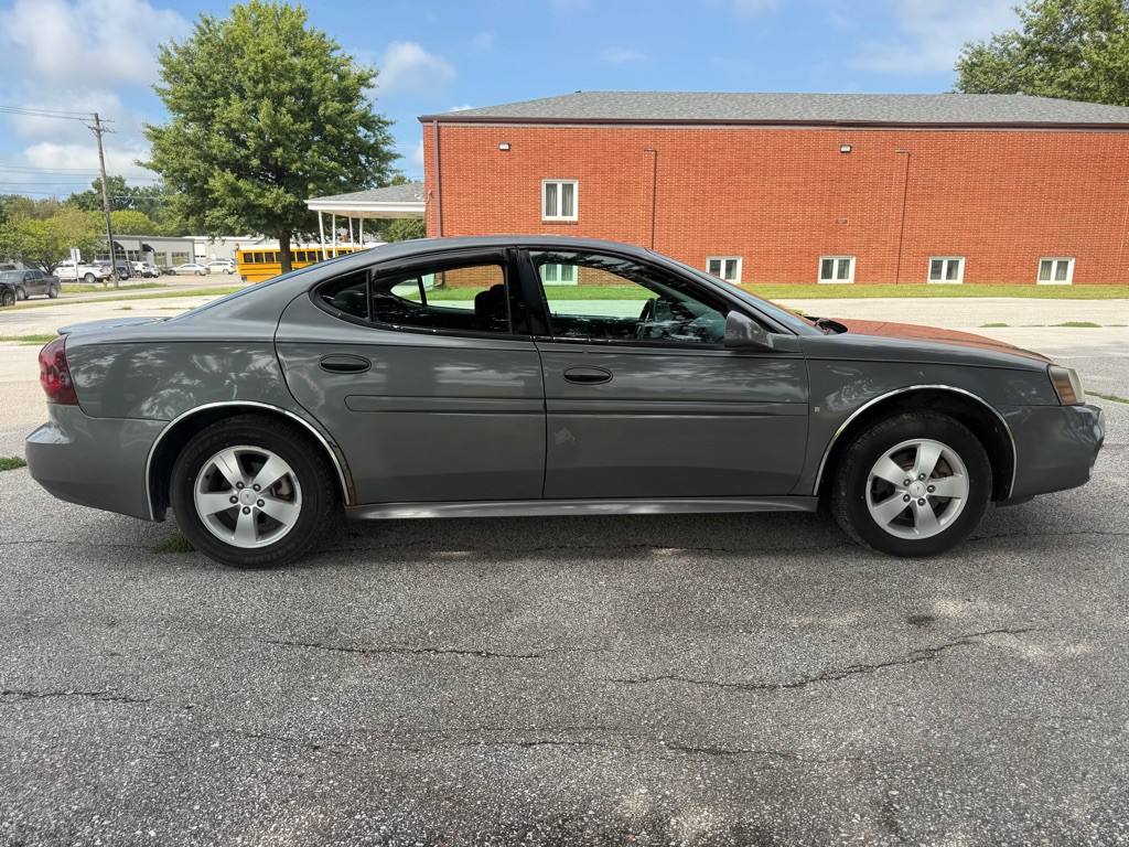2008 Pontiac Grand Prix Image 5