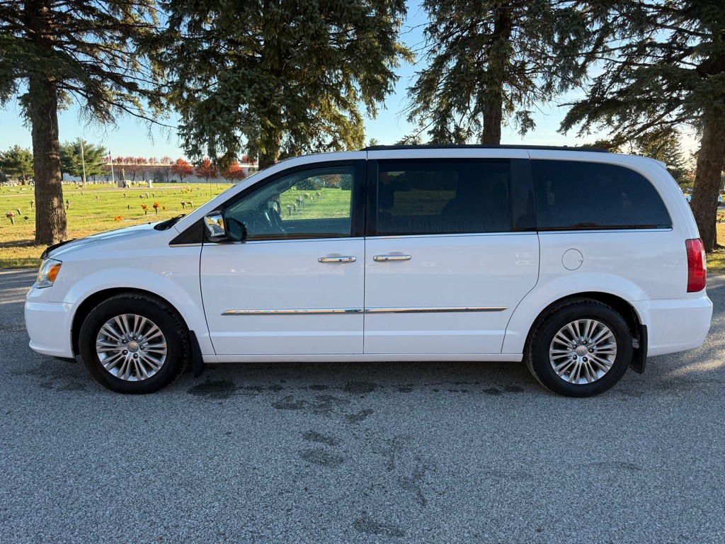 2015 Chrysler Town & Country Image 2