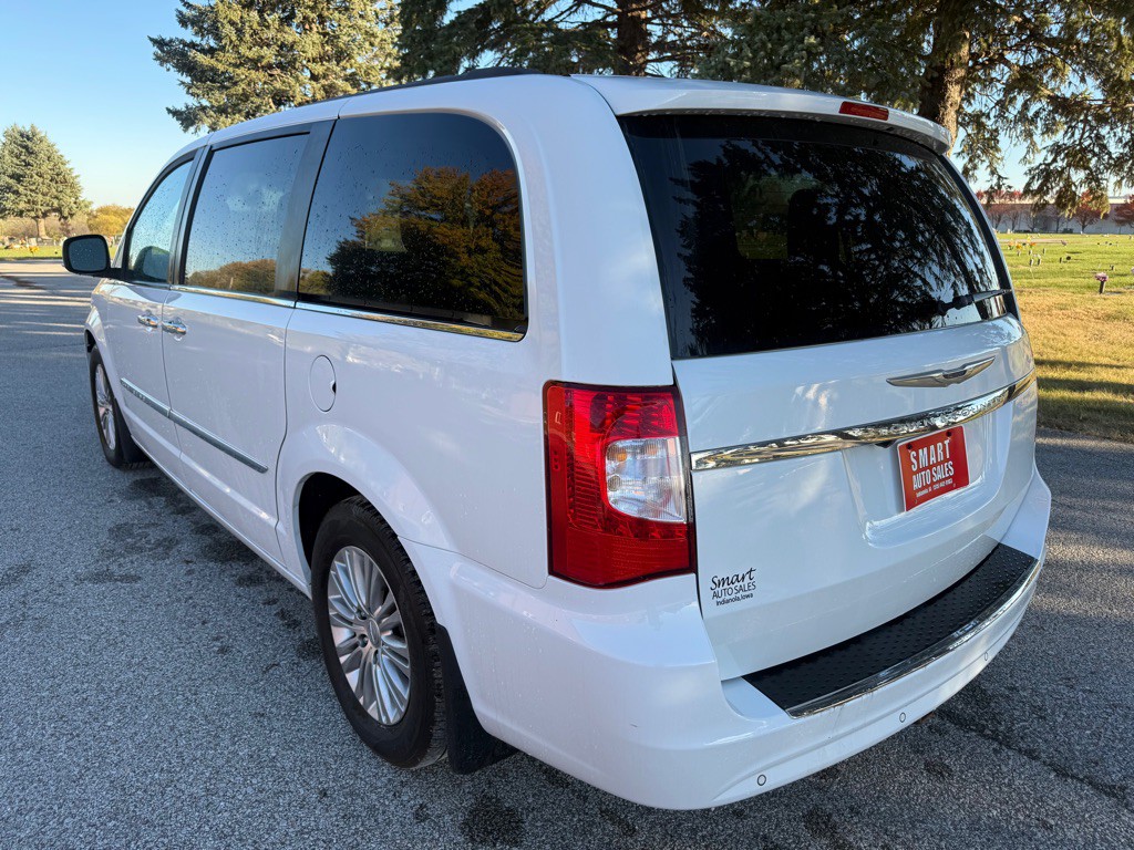 2015 Chrysler Town & Country Image 3