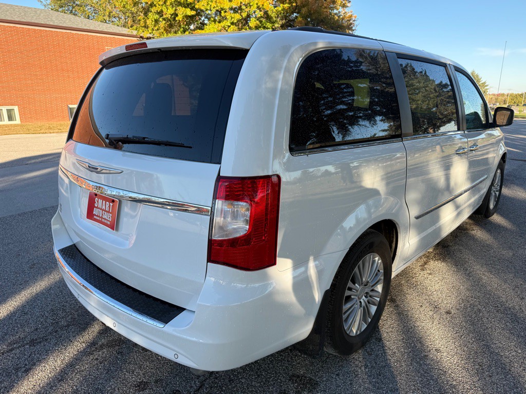 2015 Chrysler Town & Country Image 4