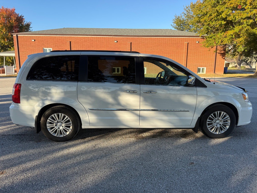 2015 Chrysler Town & Country Image 5