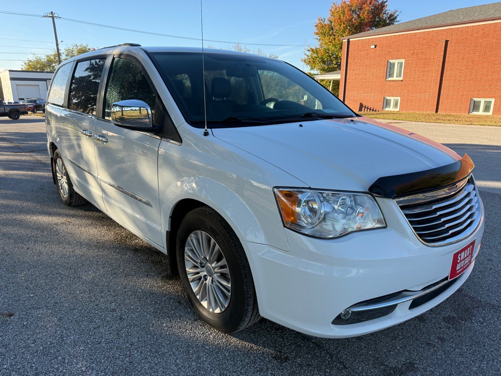 2015 Chrysler Town & Country Image 6