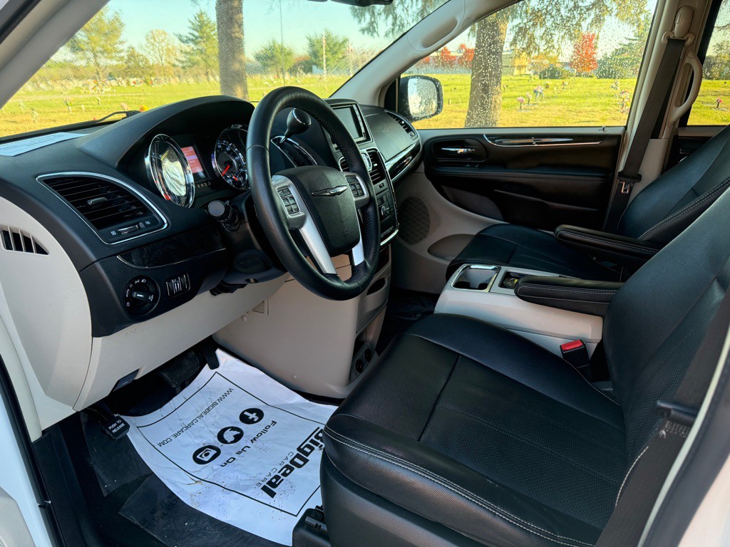 2015 Chrysler Town & Country Image 7