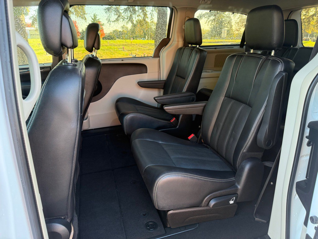 2015 Chrysler Town & Country Image 8