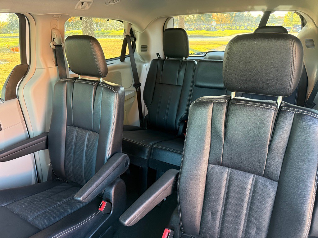 2015 Chrysler Town & Country Image 9