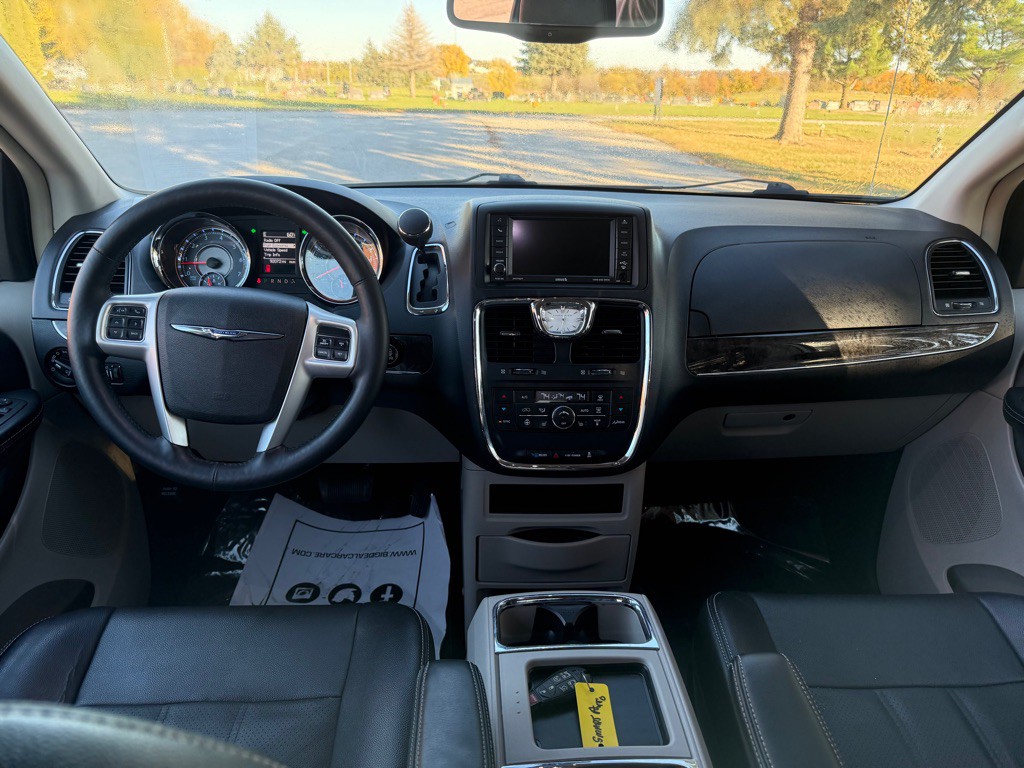 2015 Chrysler Town & Country Image 10