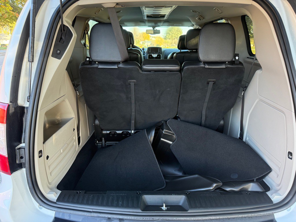 2015 Chrysler Town & Country Image 11