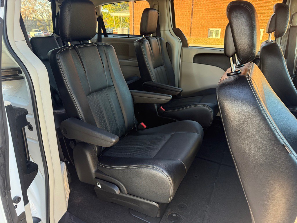 2015 Chrysler Town & Country Image 12