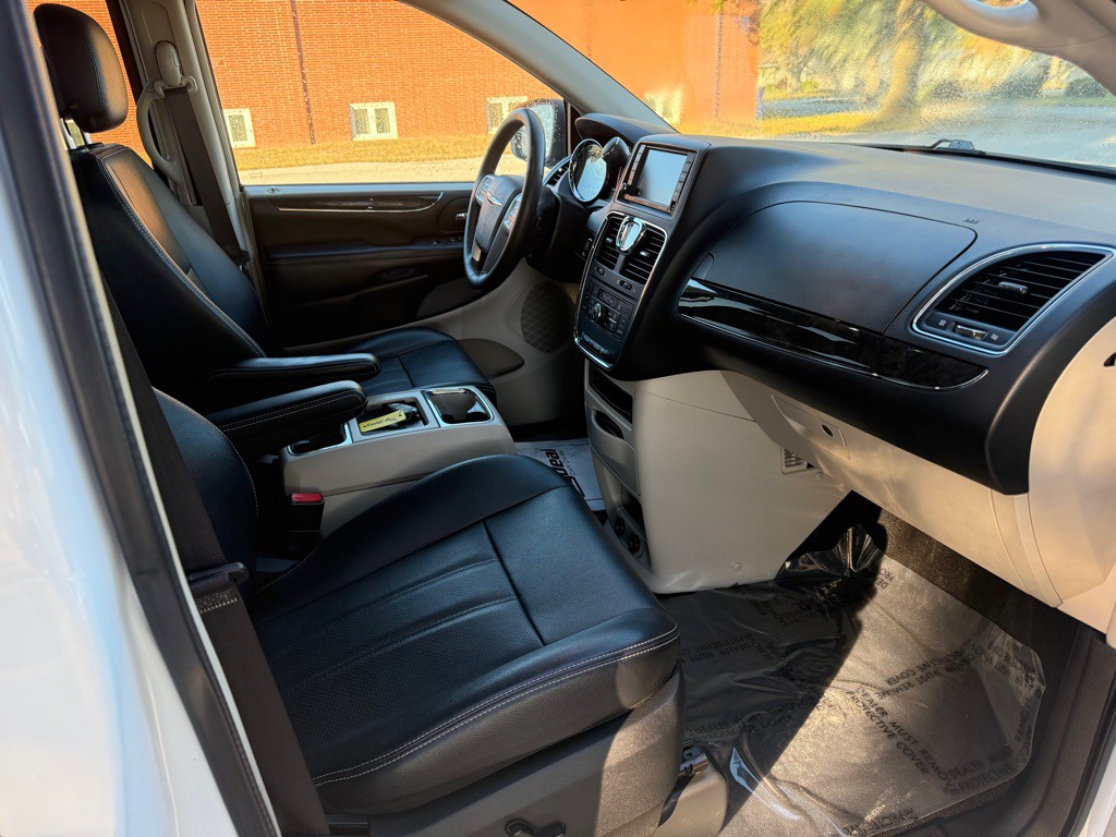 2015 Chrysler Town & Country Image 13