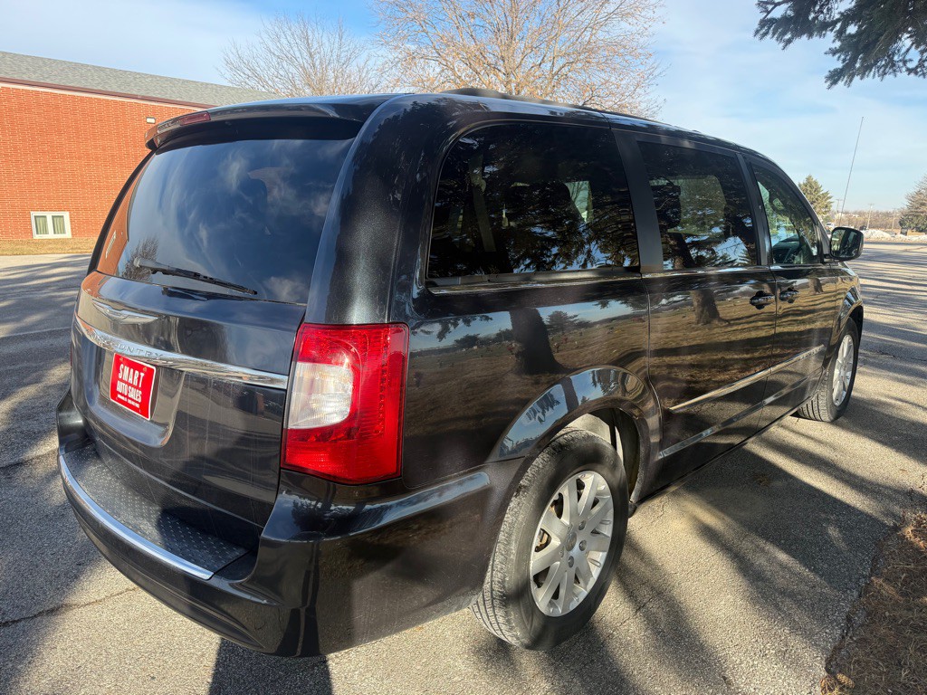 2014 Chrysler Town & Country Image 3
