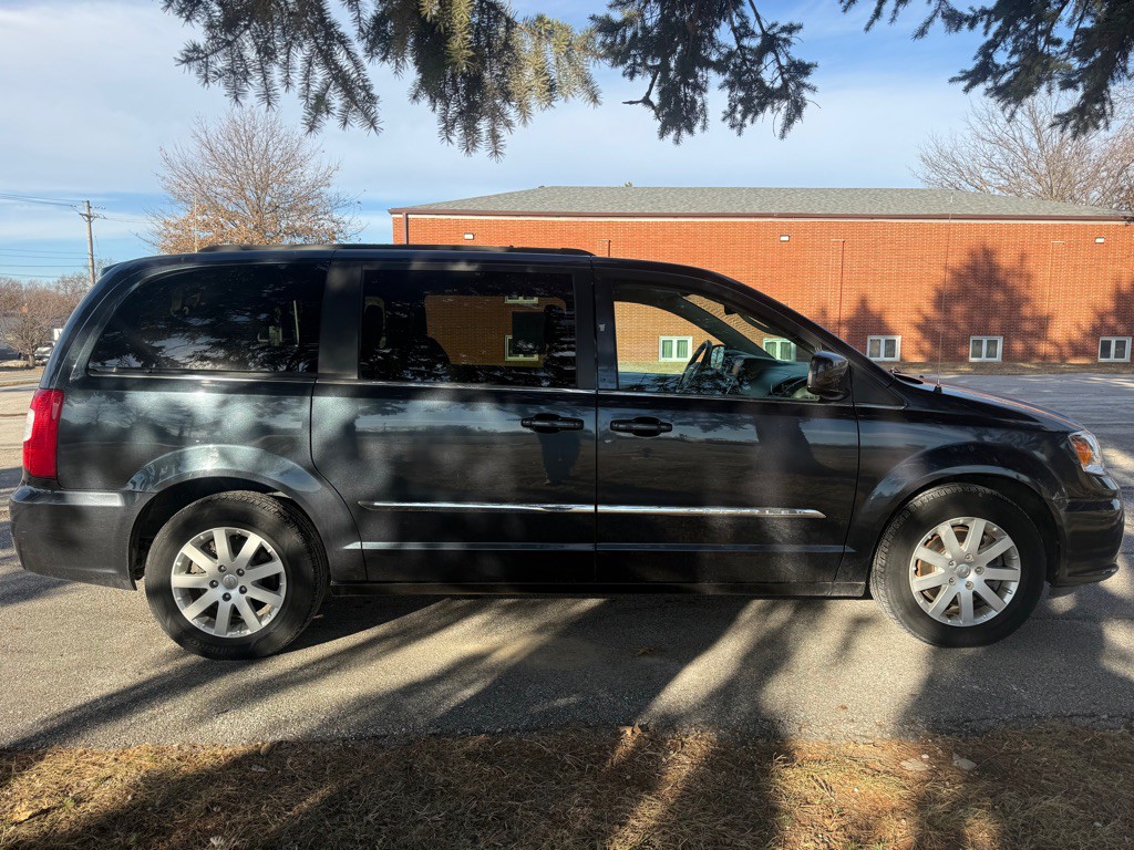 2014 Chrysler Town & Country Image 6