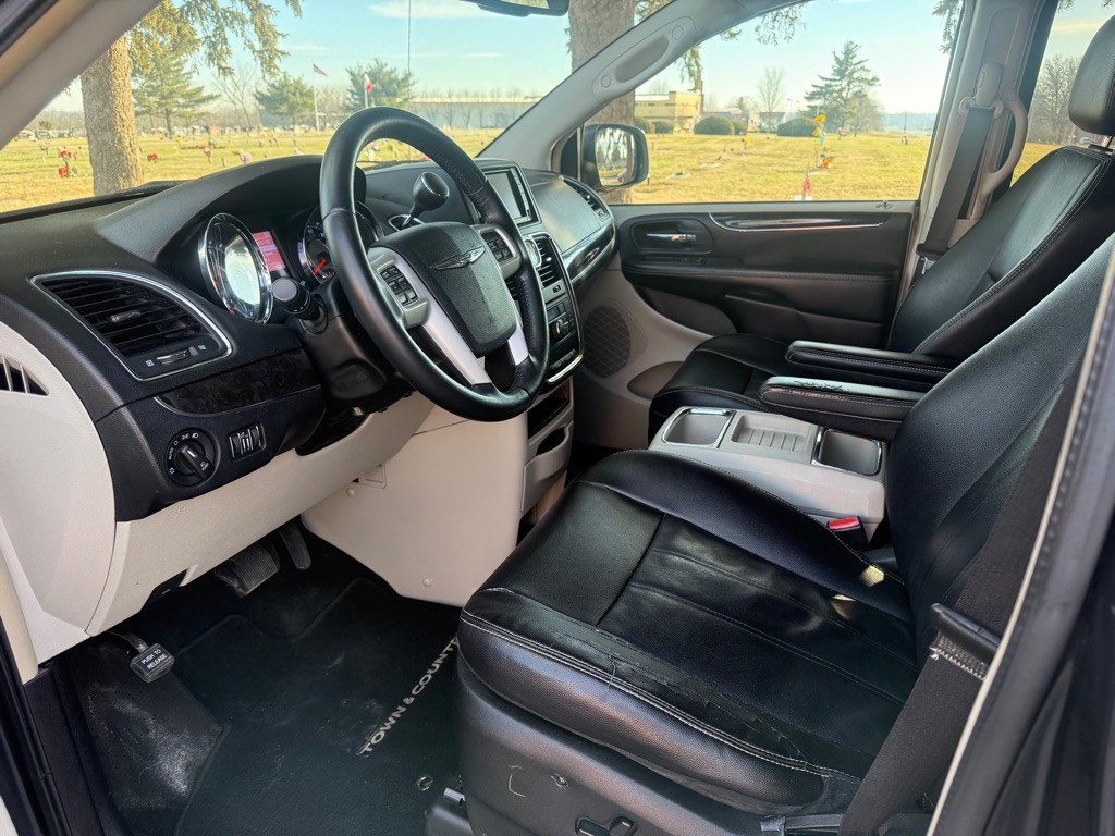 2014 Chrysler Town & Country Image 7