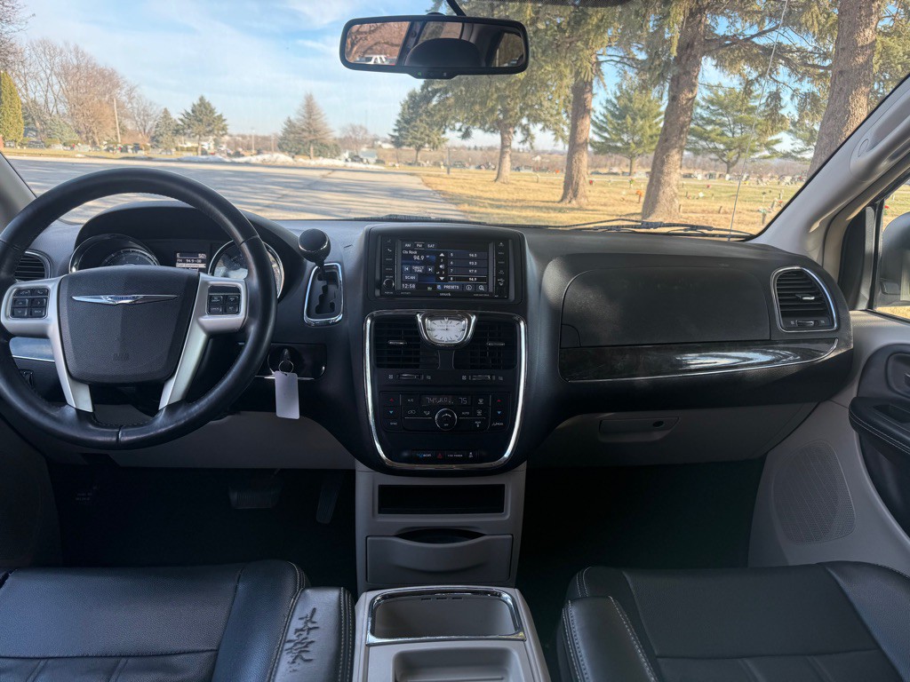 2014 Chrysler Town & Country Image 9