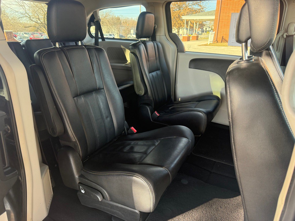 2014 Chrysler Town & Country Image 10