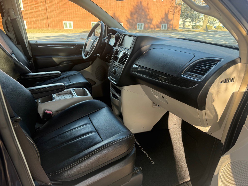 2014 Chrysler Town & Country Image 11