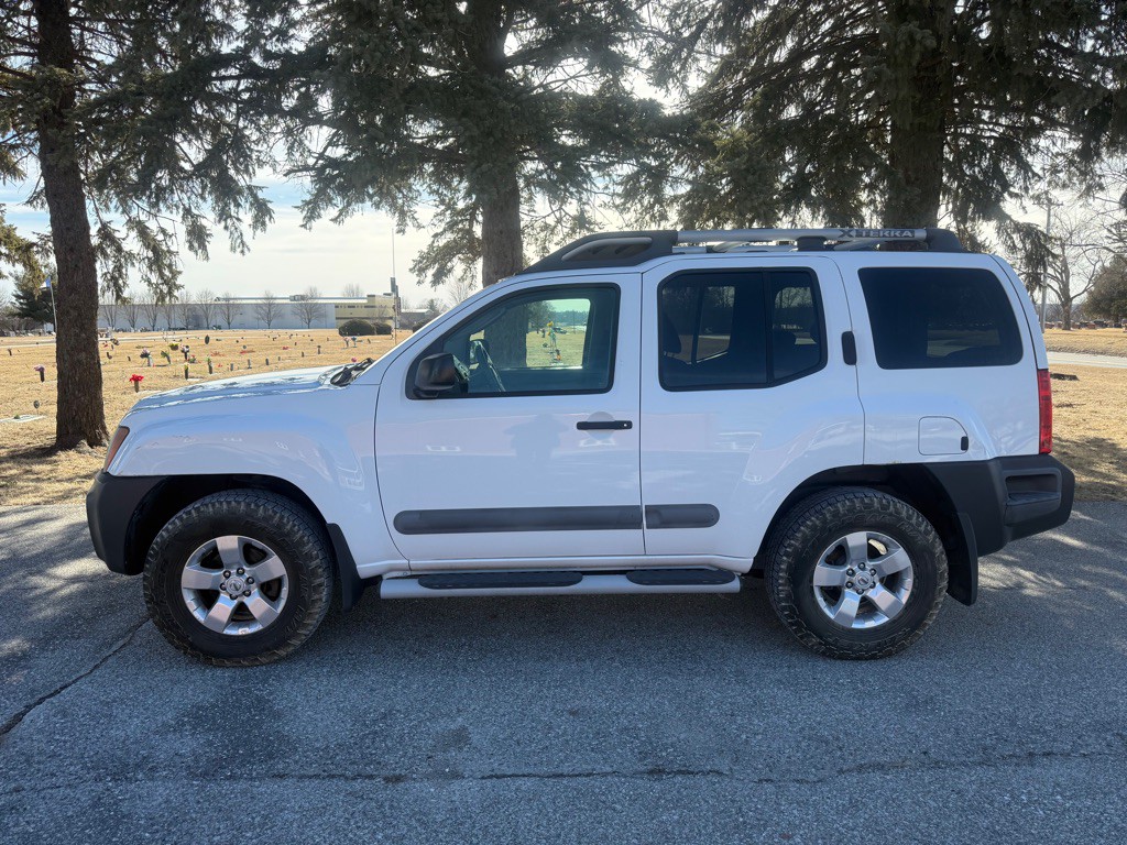 2011 Nissan Xterra Image 2