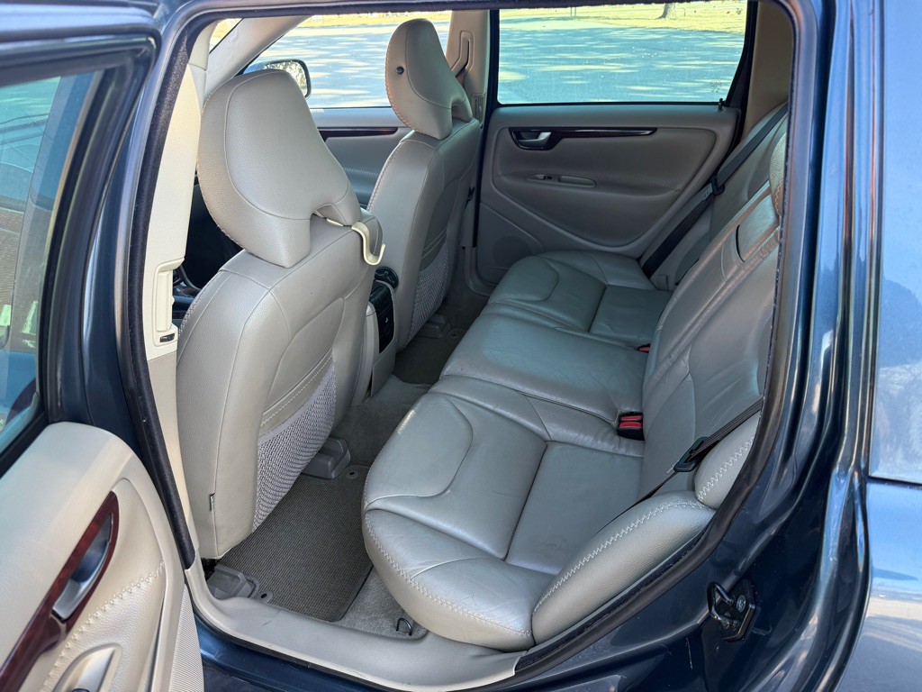 2007 Volvo XC70 Image 12