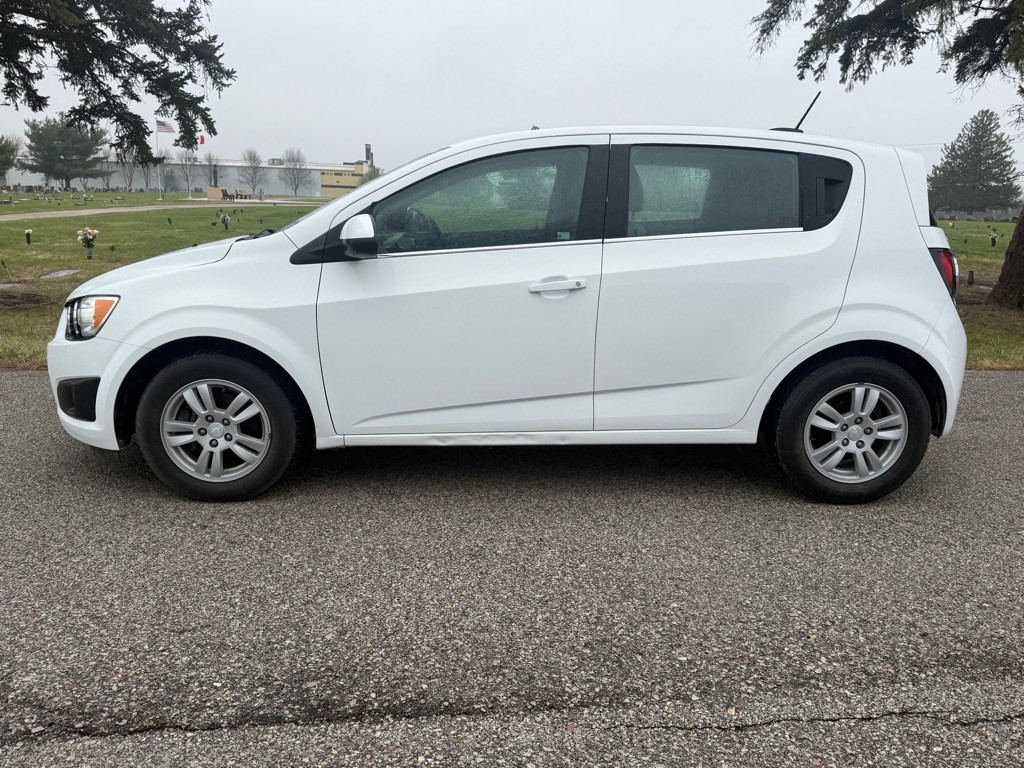 2015 Chevrolet Sonic Image 2