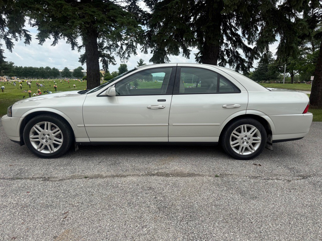 2005 Lincoln LS Image 2