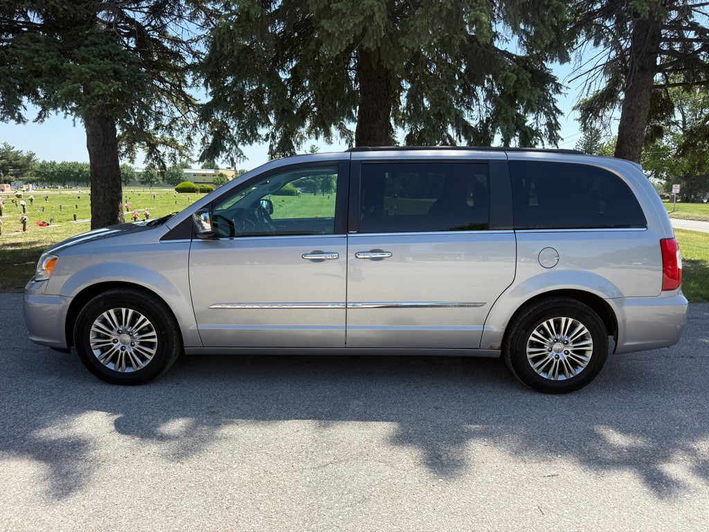 2014 Chrysler Town & Country Image 2