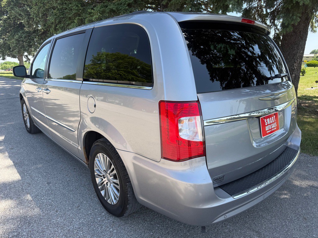 2014 Chrysler Town & Country Image 3