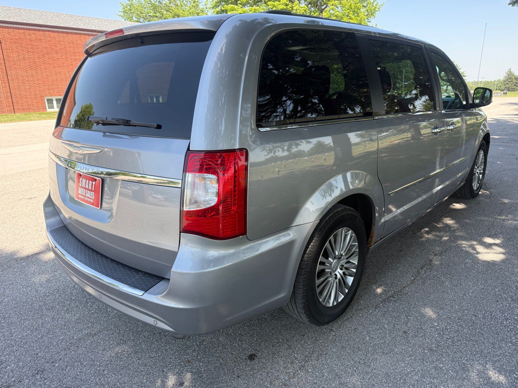 2014 Chrysler Town & Country Image 4