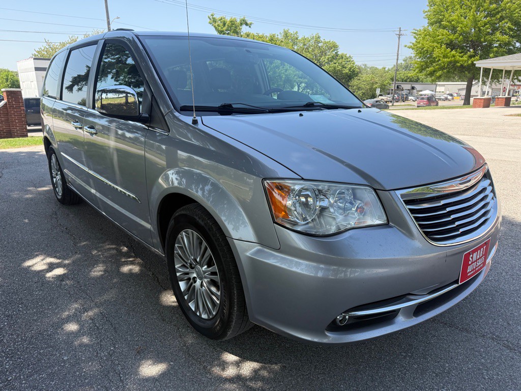 2014 Chrysler Town & Country Image 5