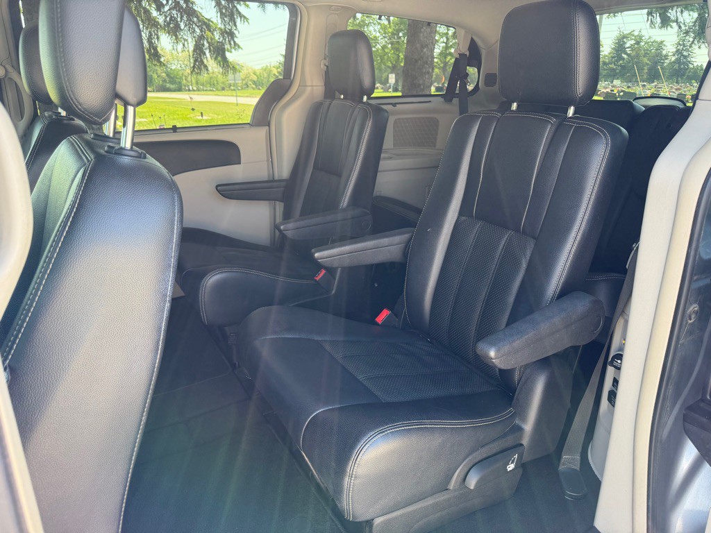 2014 Chrysler Town & Country Image 7
