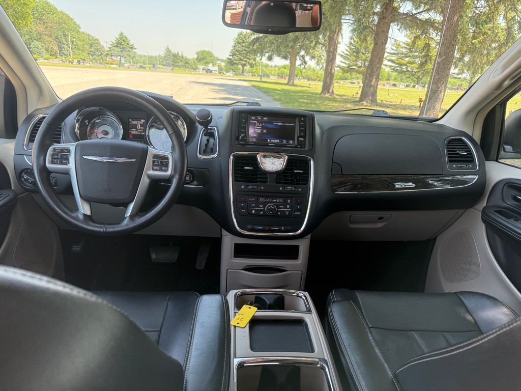 2014 Chrysler Town & Country Image 8