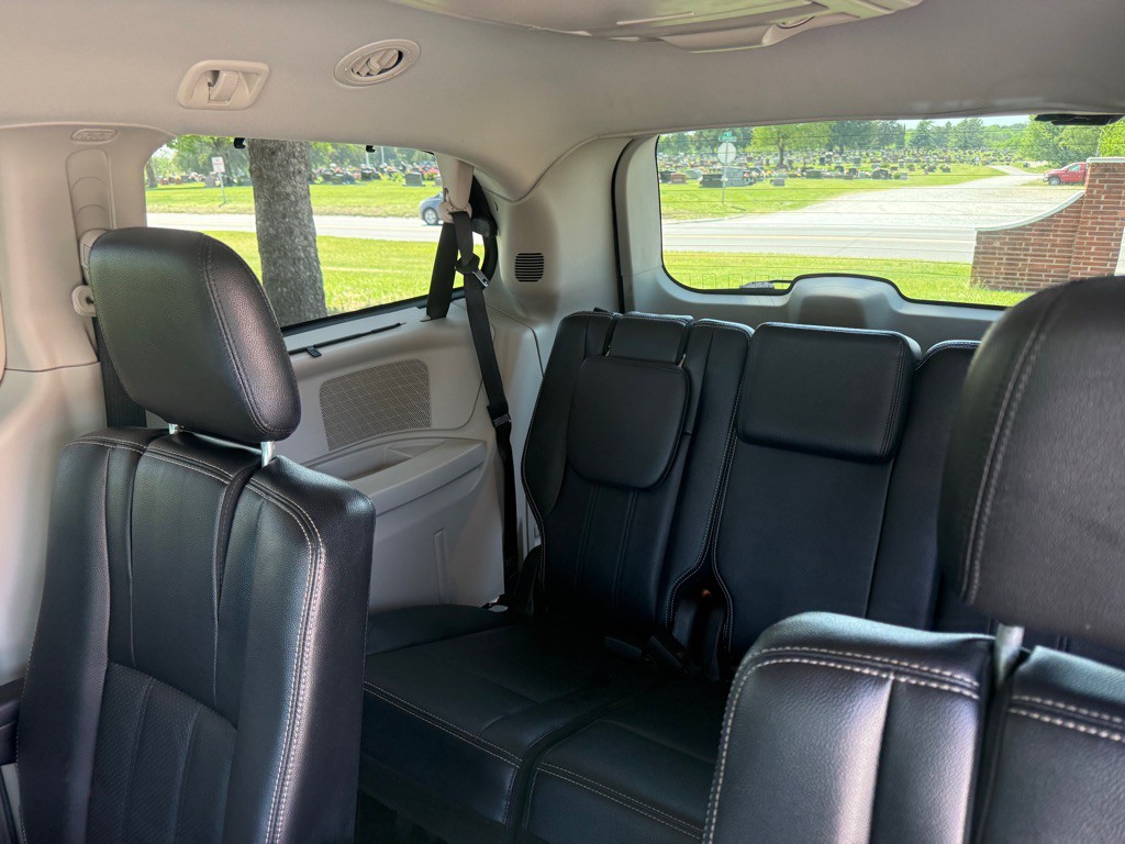 2014 Chrysler Town & Country Image 9