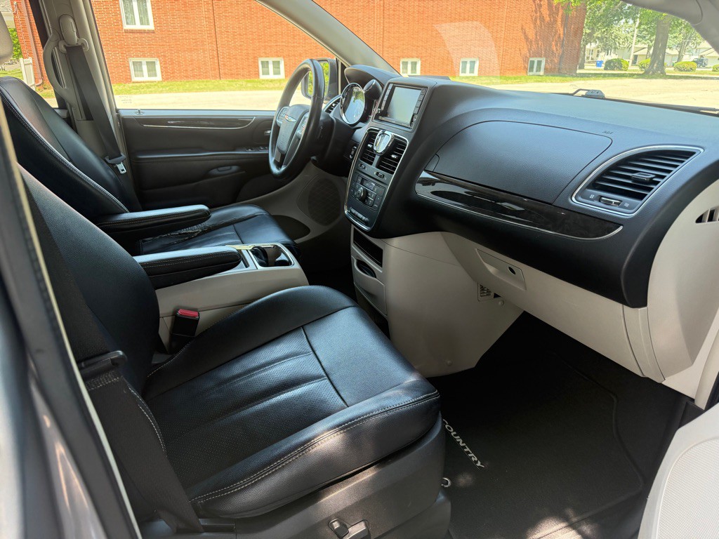 2014 Chrysler Town & Country Image 11