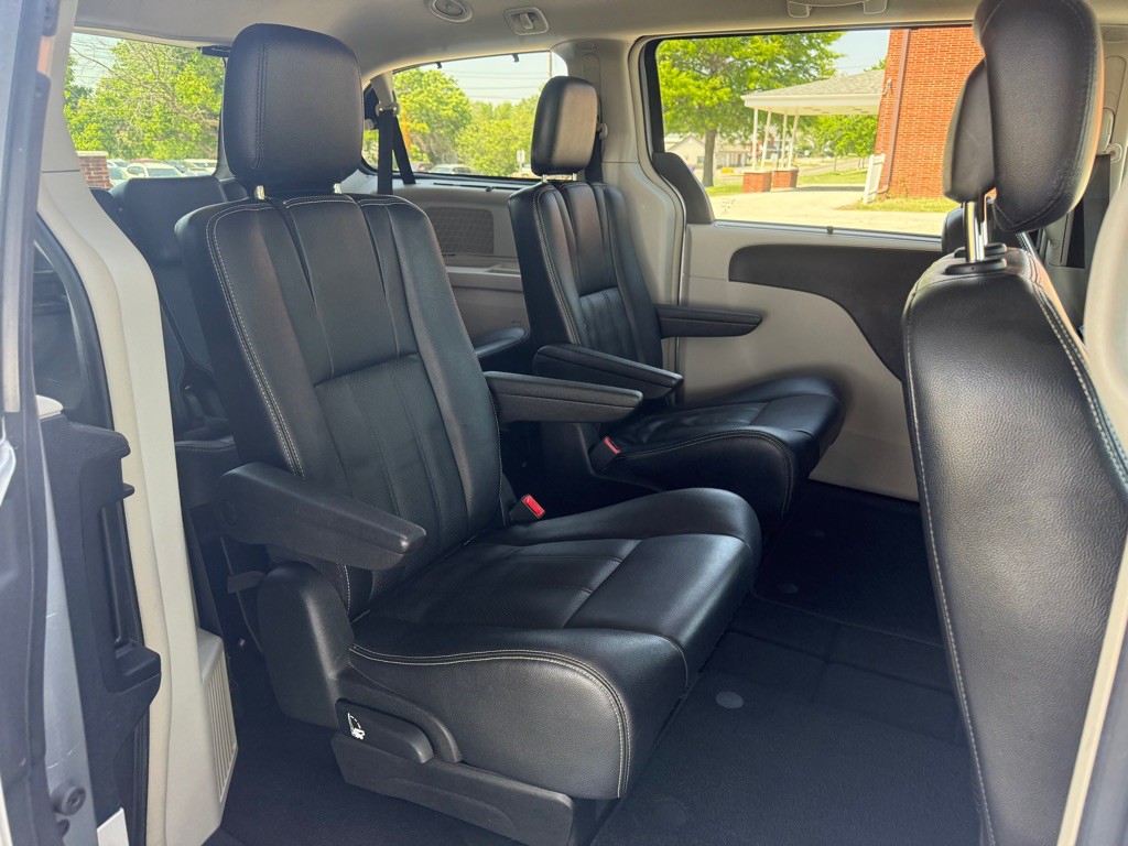 2014 Chrysler Town & Country Image 12
