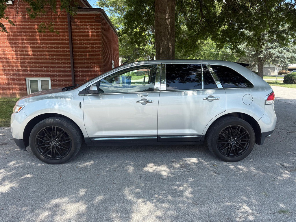2011 Lincoln MKX Image 2
