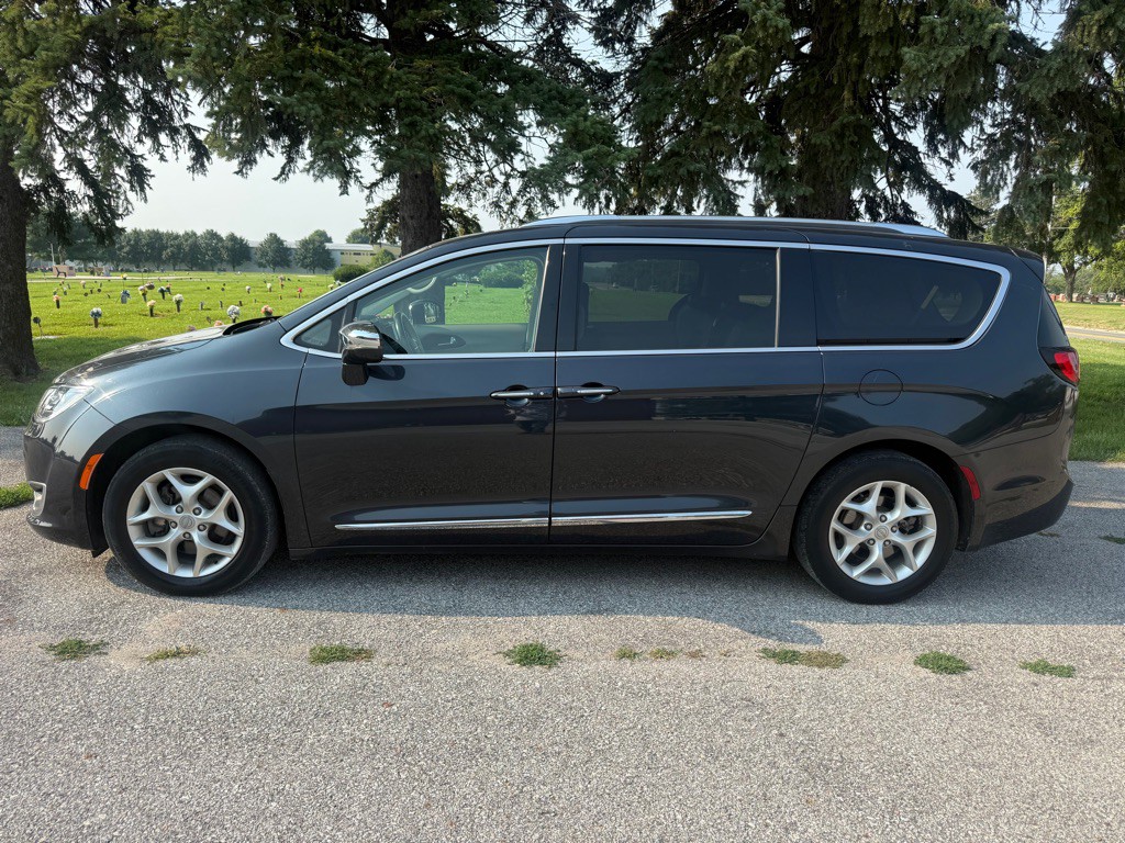 2020 Chrysler Pacifica Image 2