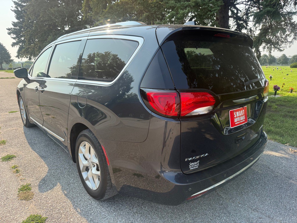 2020 Chrysler Pacifica Image 3