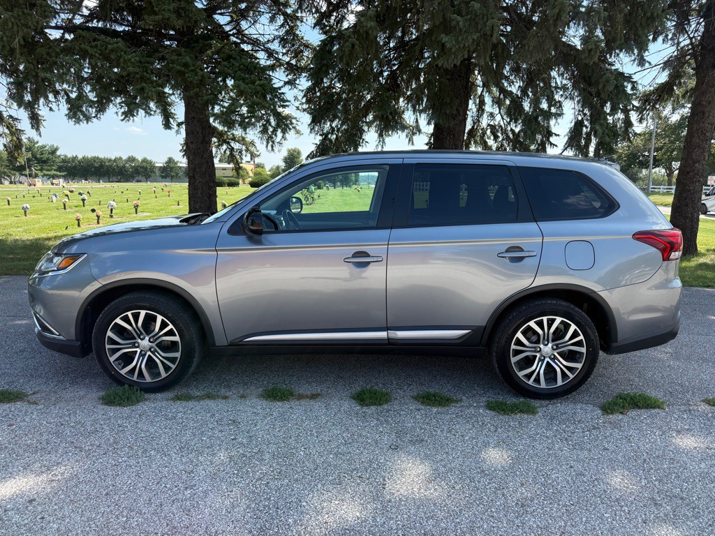 2016 Mitsubishi Outlander Image 2