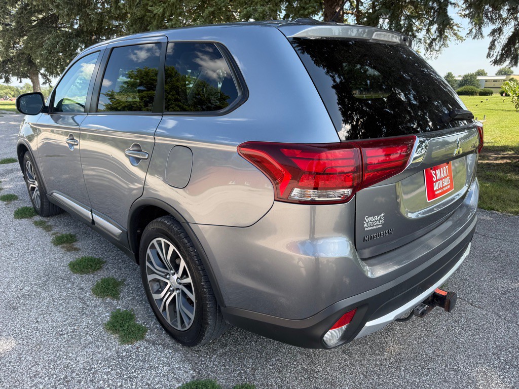2016 Mitsubishi Outlander Image 3
