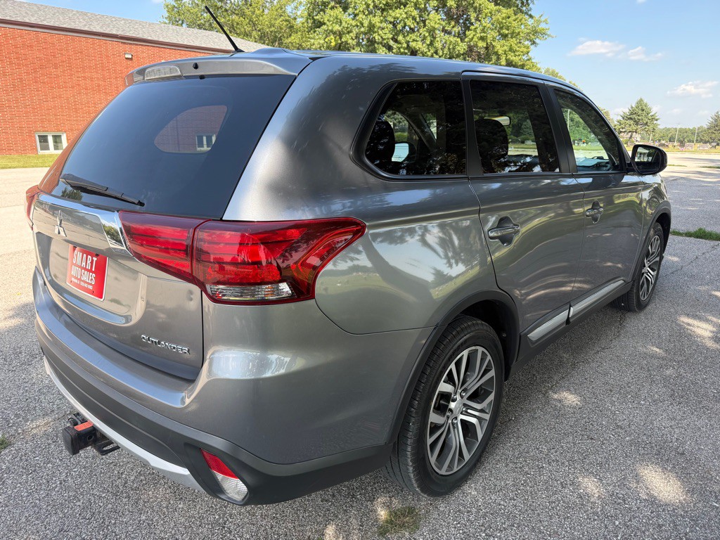 2016 Mitsubishi Outlander Image 4
