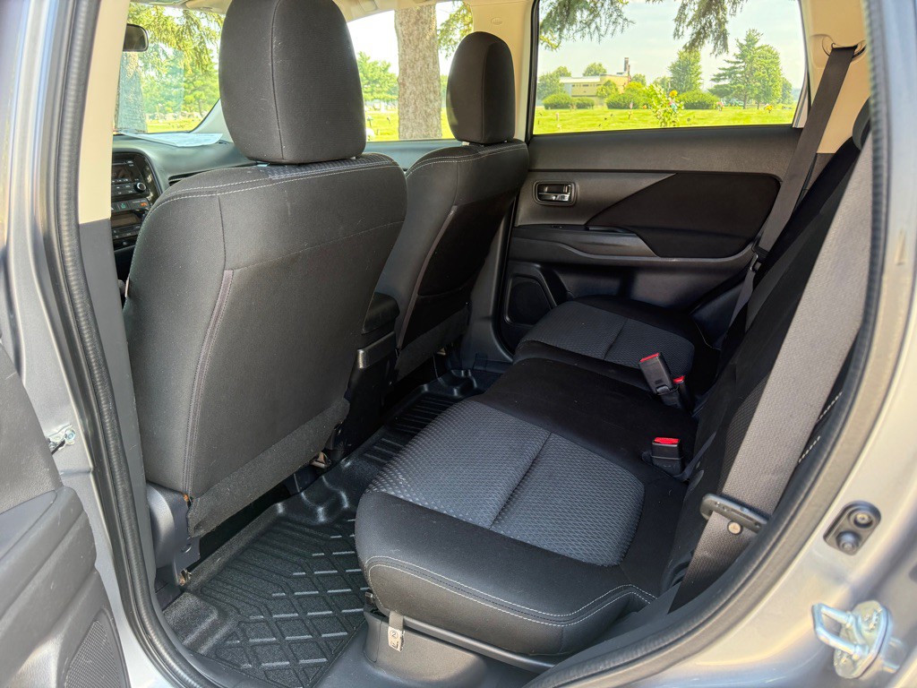 2016 Mitsubishi Outlander Image 8
