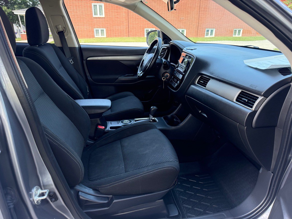 2016 Mitsubishi Outlander Image 12