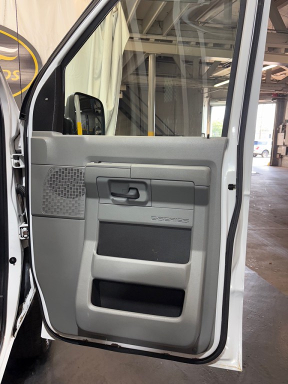 2014 Ford Econoline Image 27