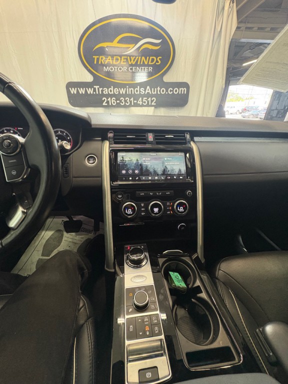 2018 Land Rover Discovery Image 18