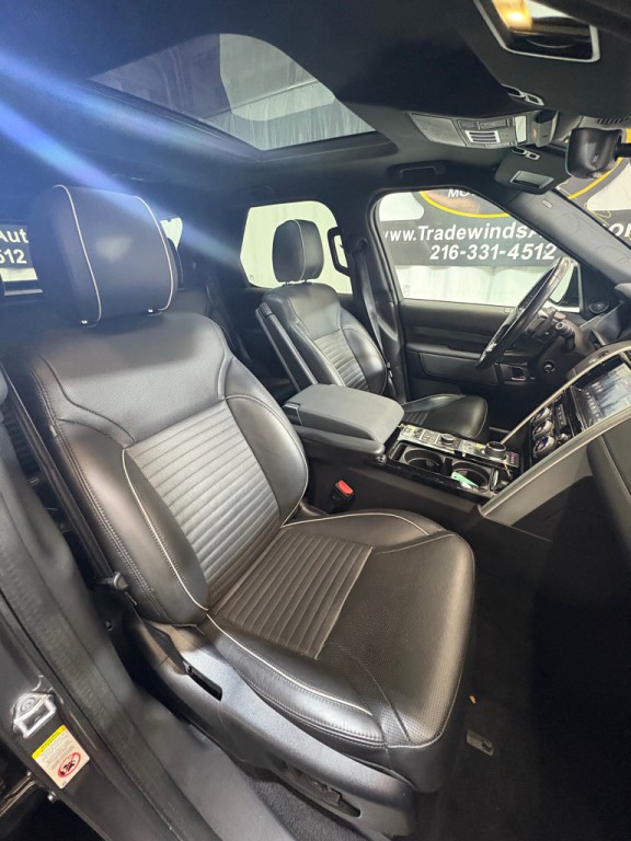 2018 Land Rover Discovery Image 30