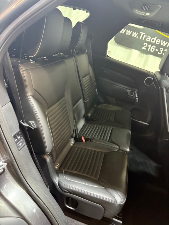 2018 Land Rover Discovery Image 32