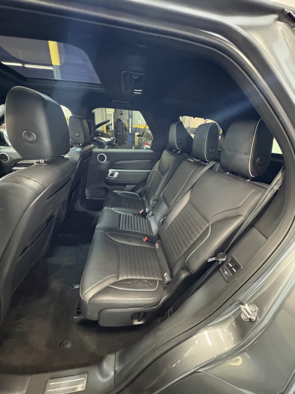 2018 Land Rover Discovery Image 40