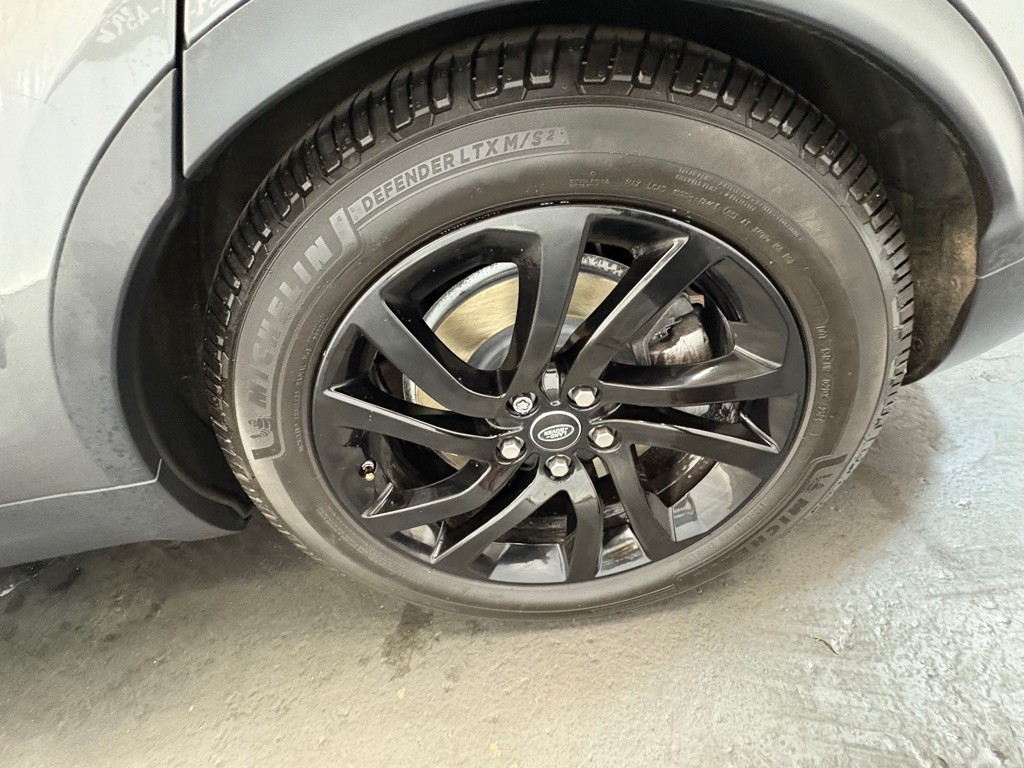 2018 Land Rover Discovery Image 44