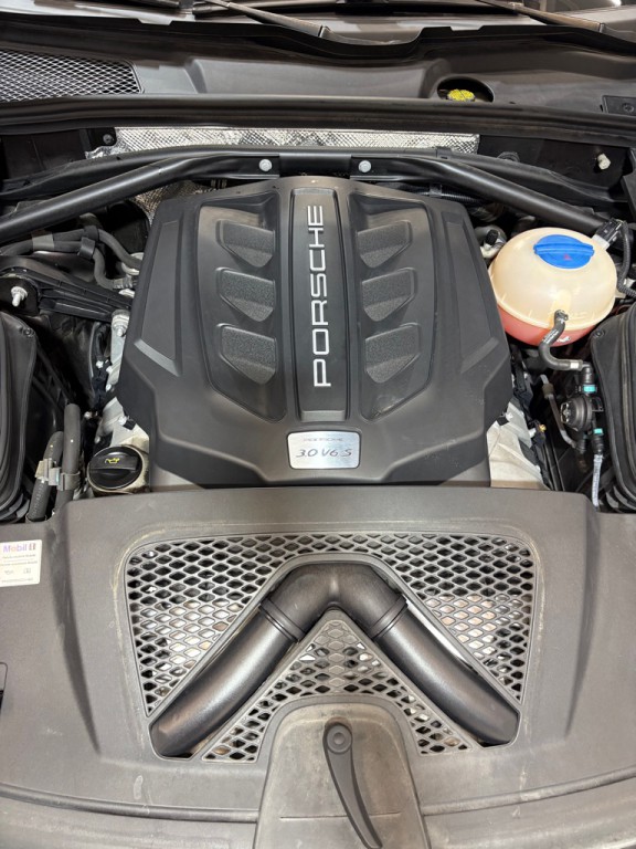 2016 Porsche Macan Image 13
