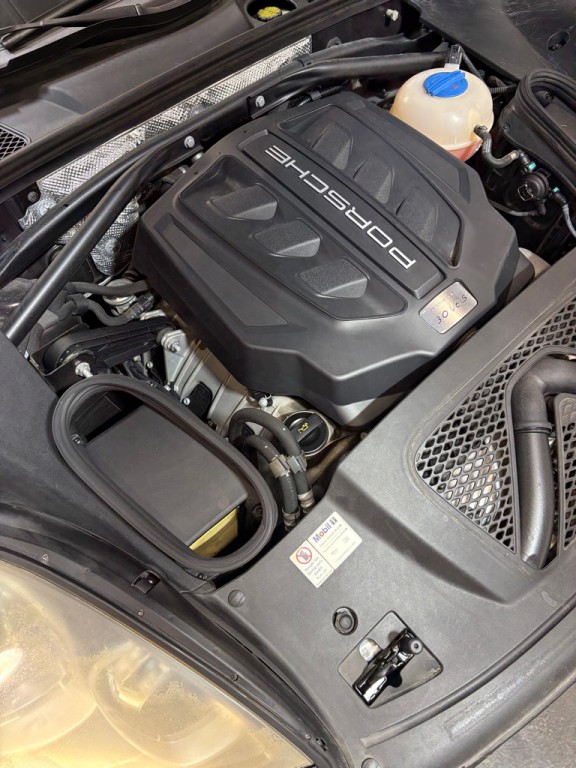 2016 Porsche Macan Image 14