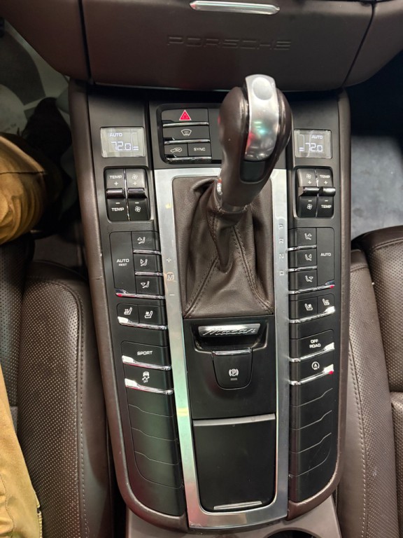 2016 Porsche Macan Image 24