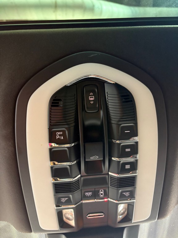2016 Porsche Macan Image 27